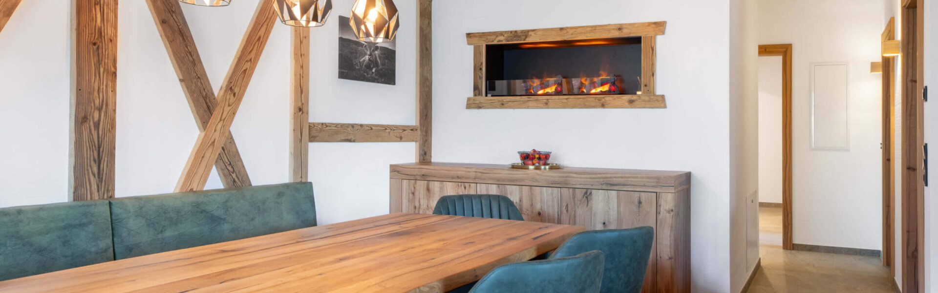 Großer Essbereich mit Kamin