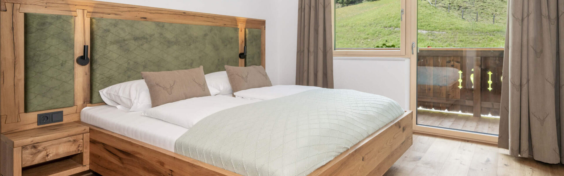 Schlafzimmer mit Balkon und Blick in die Natur