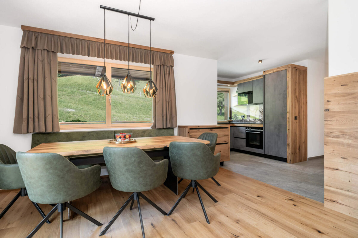 Essbereich mit Ausblick in die Natur