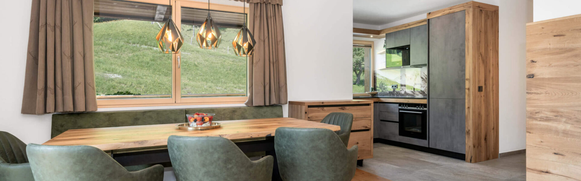 Essbereich mit Ausblick in die Natur