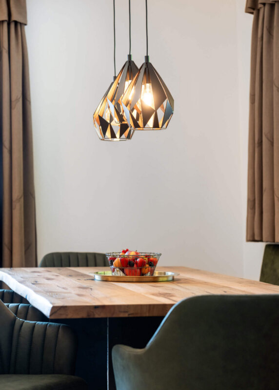 Lampe über dem Esstisch