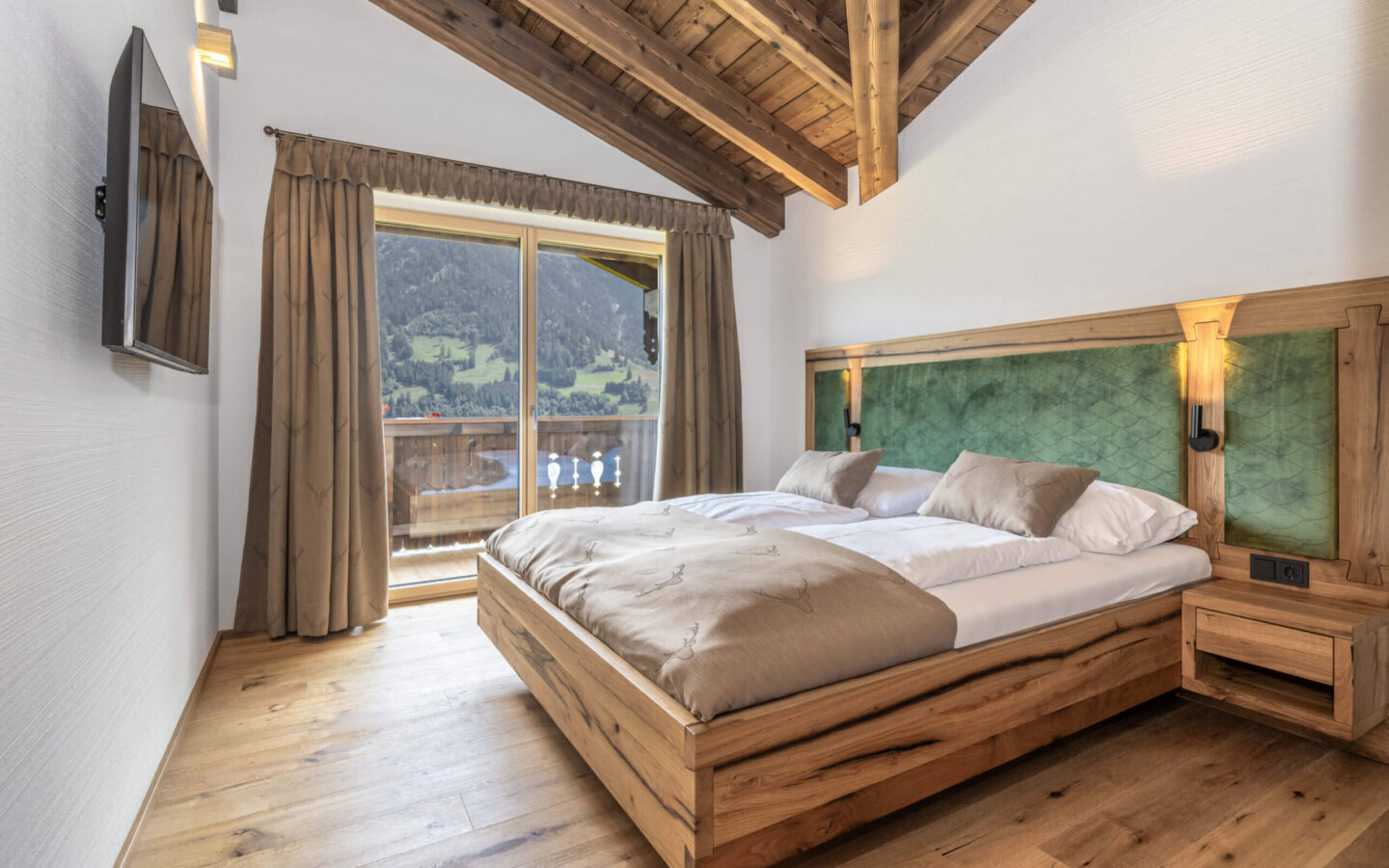 Schlafzimmer mit Balkon und Ausblick