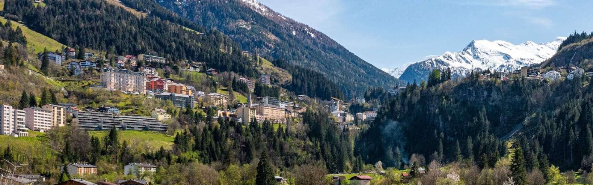 Golfplatz mit schneebedecktem Graukogel