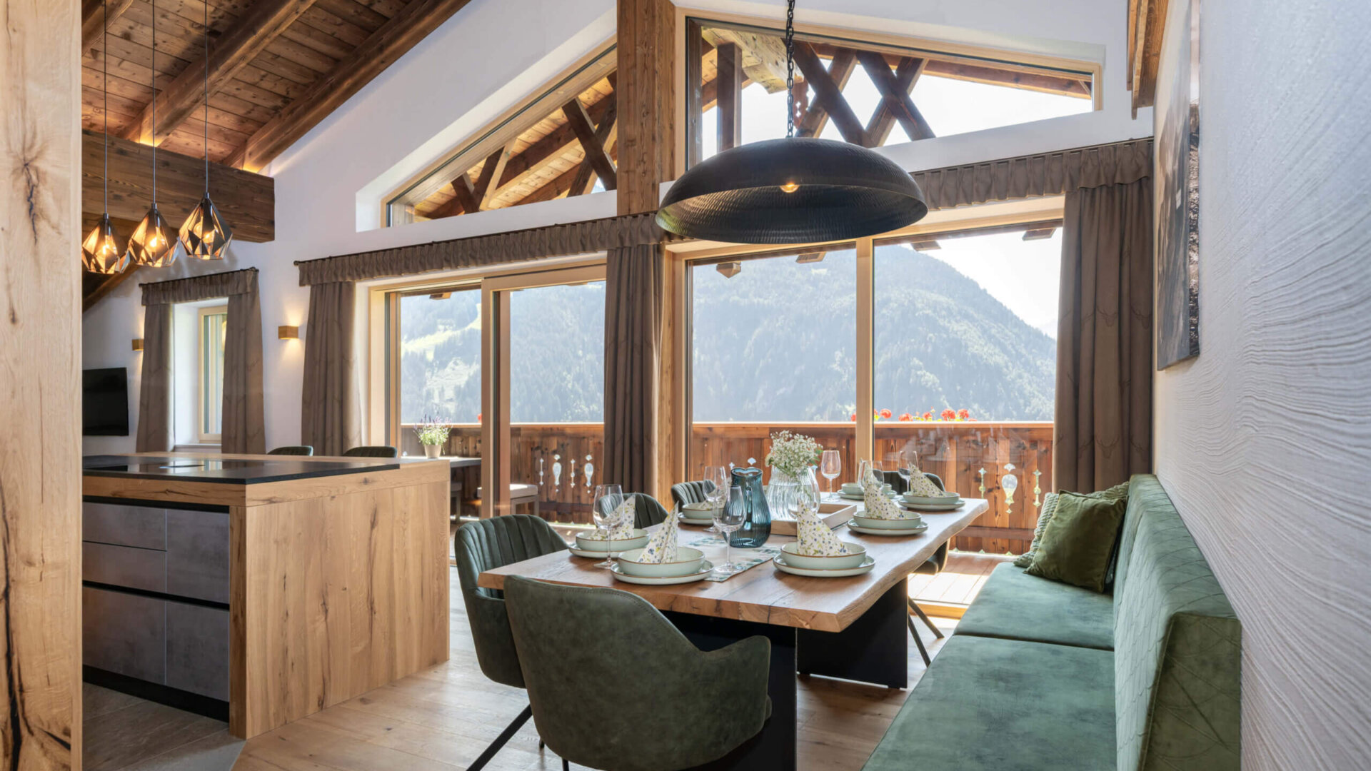 Das Grabnergut - Apartment Weitblick - Esstisch mit Fensterfront