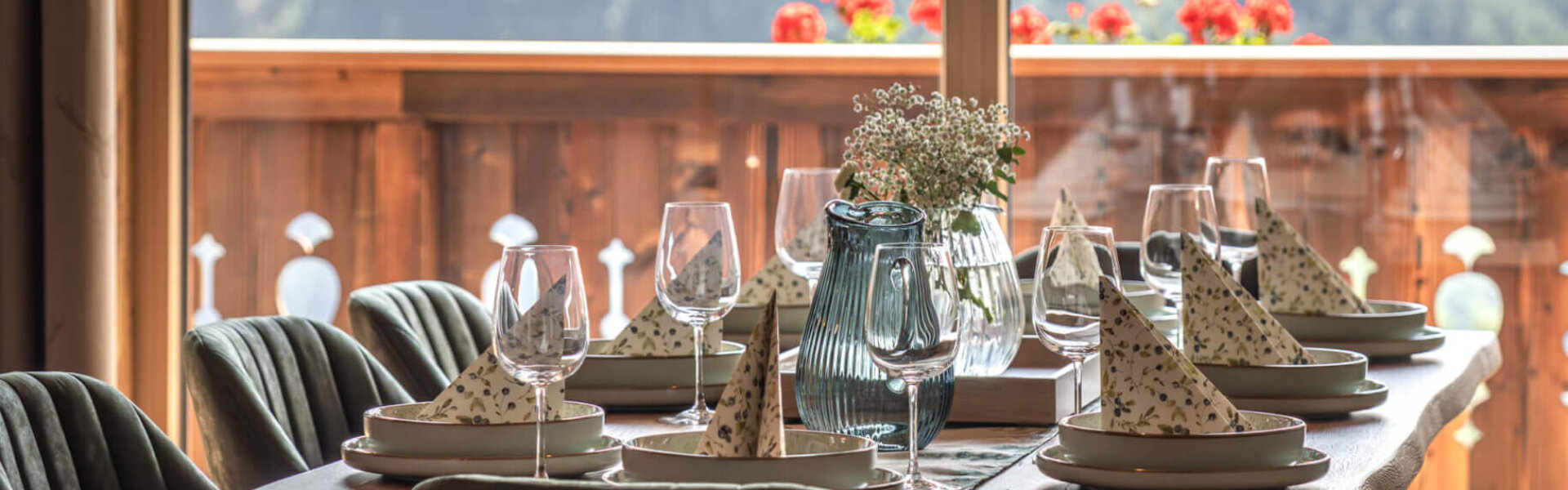 Das Grabnergut - Apartment Weitblick - Gedeckter Tisch mit Bergblick