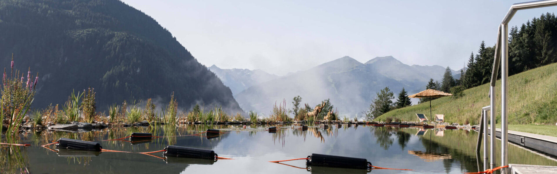 Closeup vom Naturteich am Grabnergut mit Bergpanorama