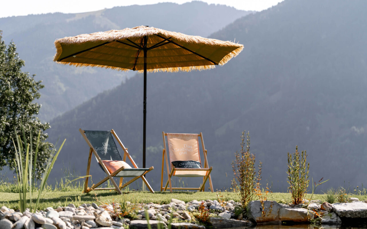 Liegen mit Stroh-Sonnenschirm